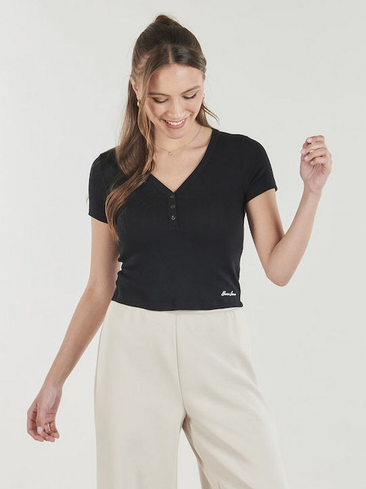 GUESS T-shirt Donna GJ POINTELLE SS HENLEY TOP W6GPB6 KG372 JBLK Jet Black A996 gioboutiqueweb