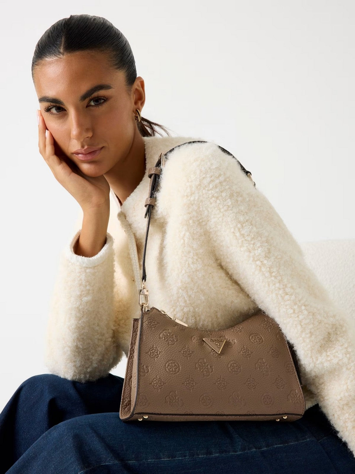 GUESS Borsa Donna CRESIDIA II TOP ZIP SHLDR BAG HWPD98 88180 DKO DARK TAUPE LOGO gioboutiqueweb