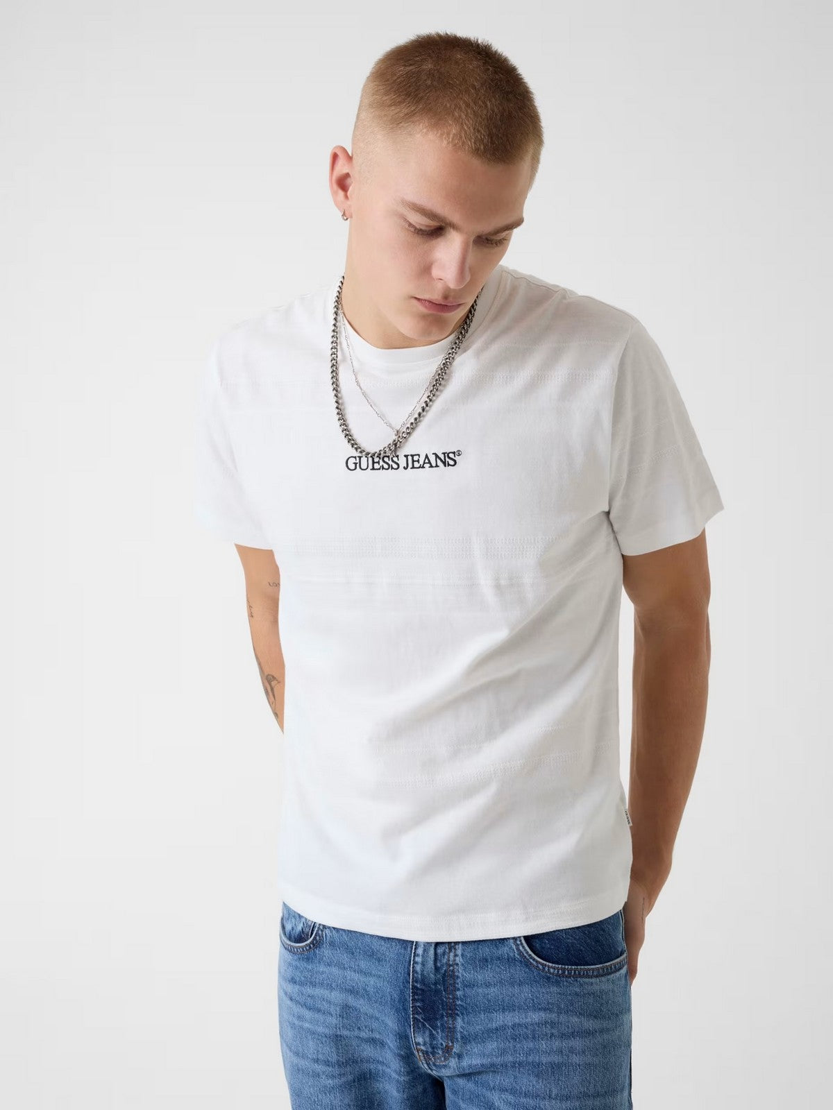 GUESS T-shirt Uomo GJ REG FIT JACQUARD STRIPE TEE M6GIZ3 KE942 F0I6 ALABASTER WHITE MULT gioboutiqueweb