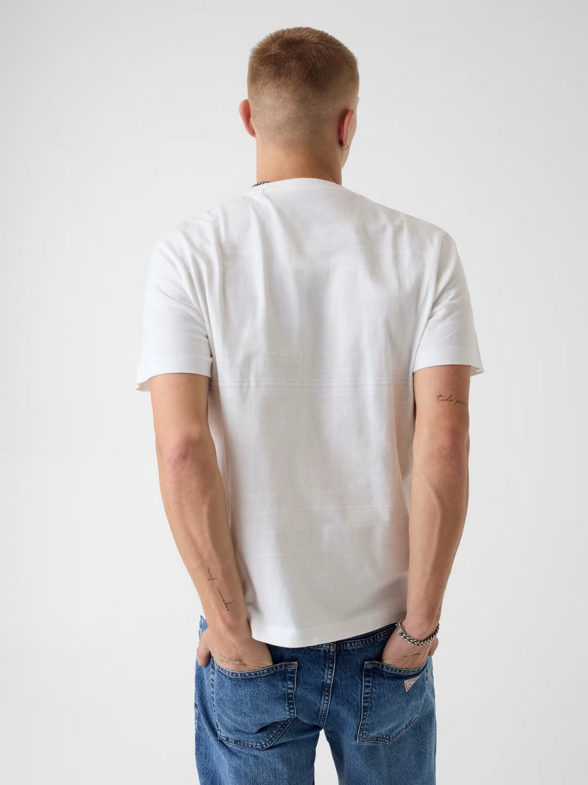 GUESS T-shirt Uomo GJ REG FIT JACQUARD STRIPE TEE M6GIZ3 KE942 F0I6 ALABASTER WHITE MULT gioboutiqueweb