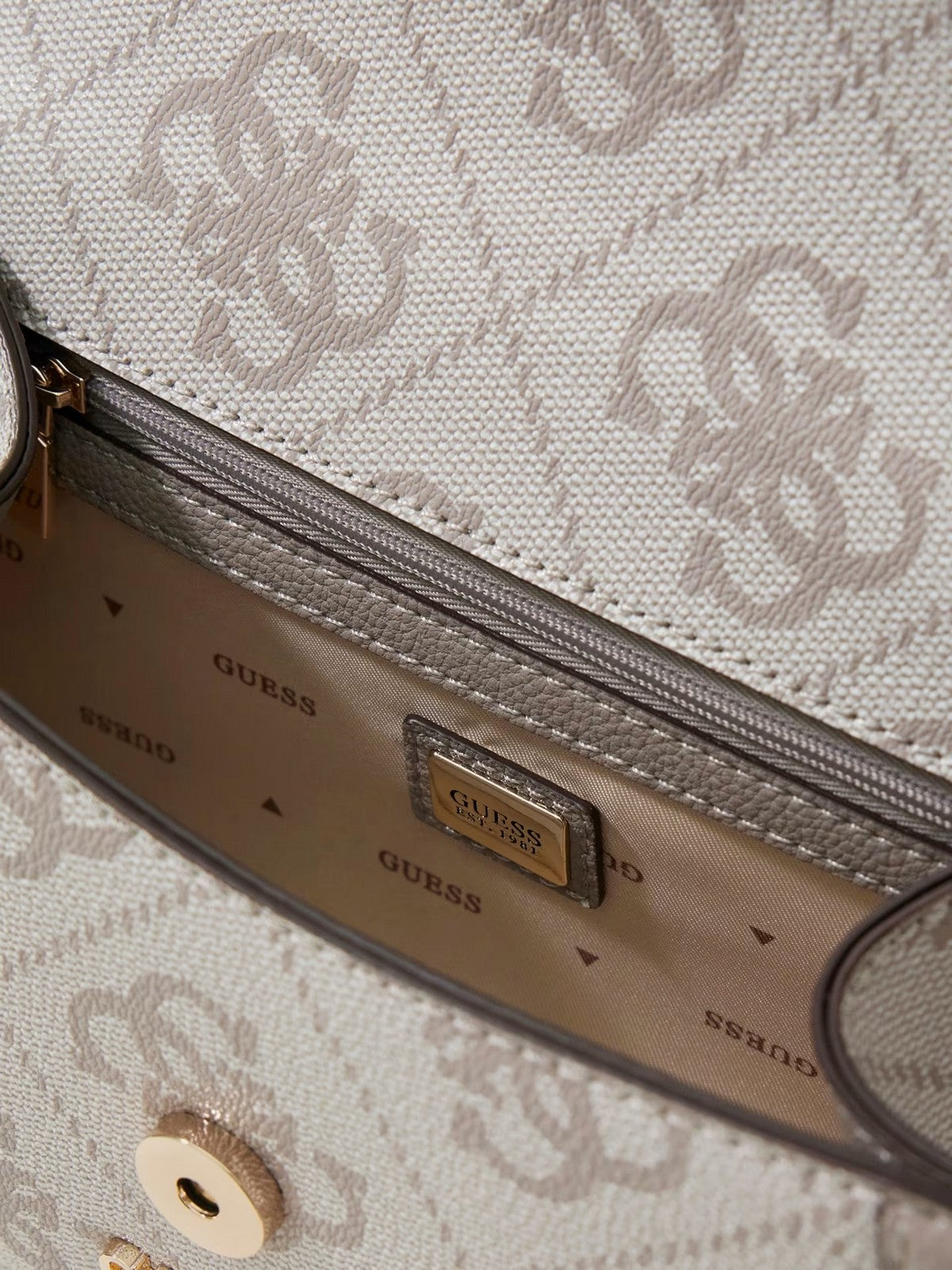 GUESS Borsa Donna KARNILLA LOGO FLAP SHLDR BAG HWOS99 01190 DKO DARK TAUPE LOGO gioboutiqueweb