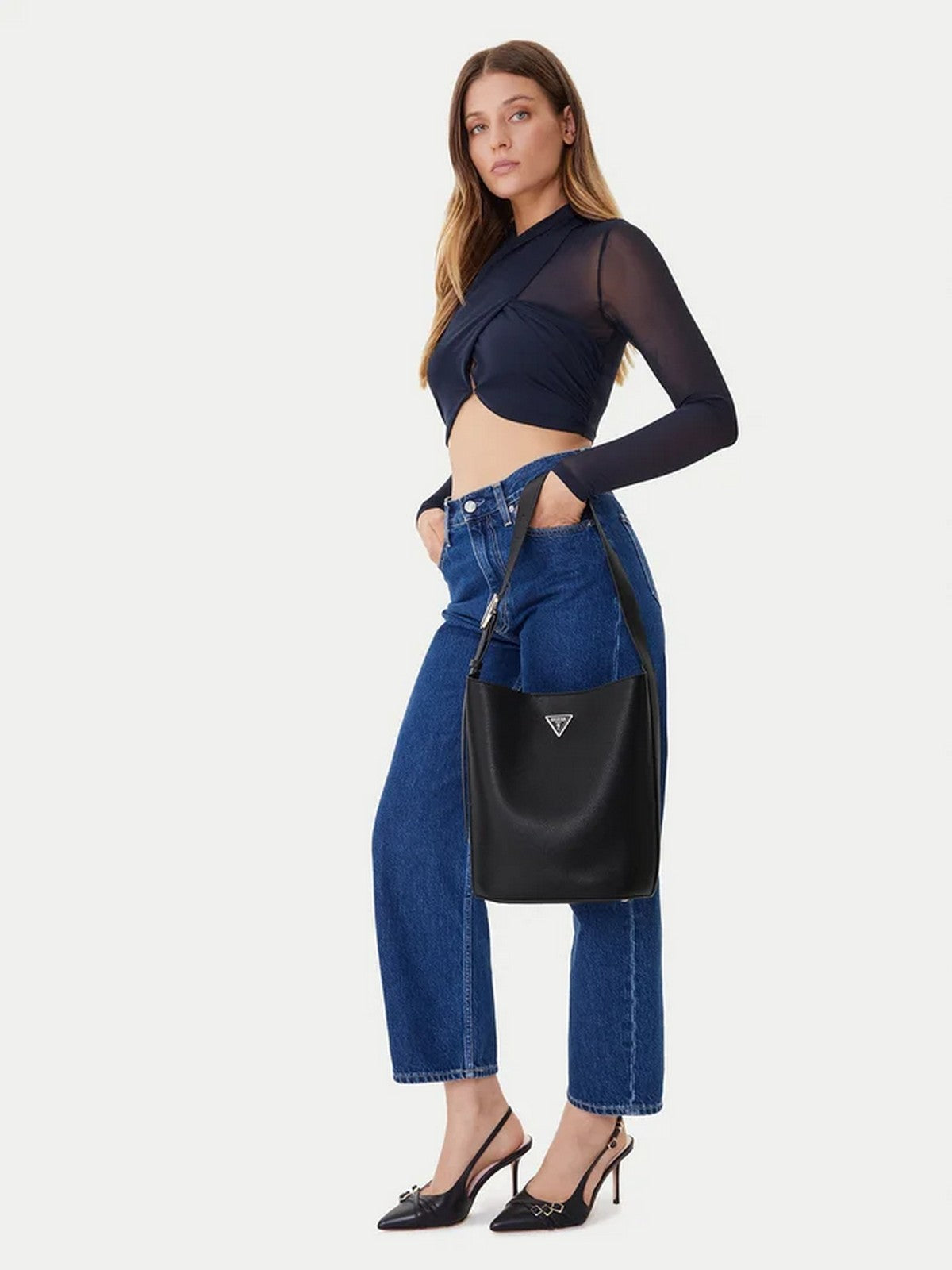 GUESS Borsa Donna MERIDIAN II BUCKET HWBG69 74040 BLA BLACK gioboutiqueweb
